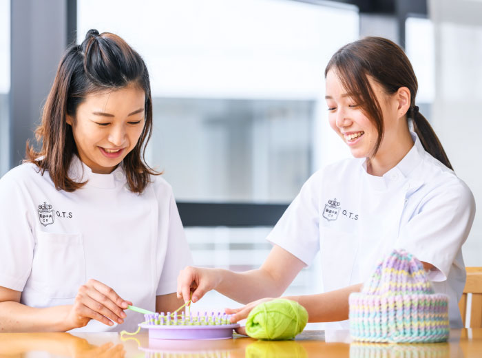 自助具を作成する作業療法学科の学生たち