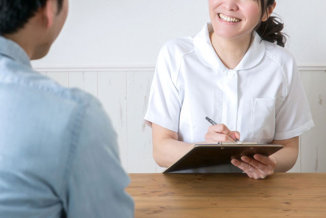 問診をする医療従事者