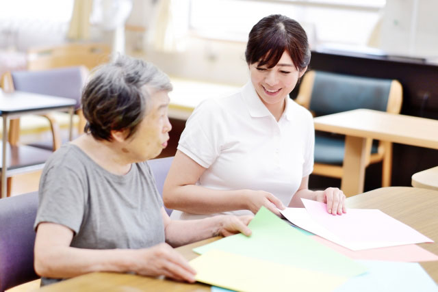 談笑する老人と介護職員