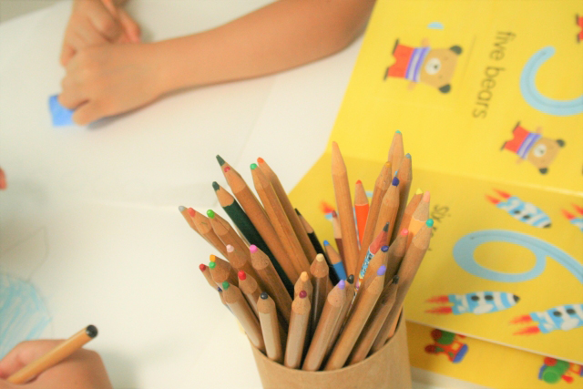 絵を描く子供と色鉛筆