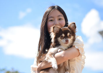 子犬を抱える少女